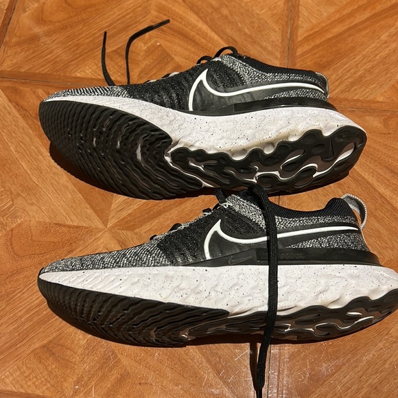 Nike flyknit -like new - Picture 3 of 6